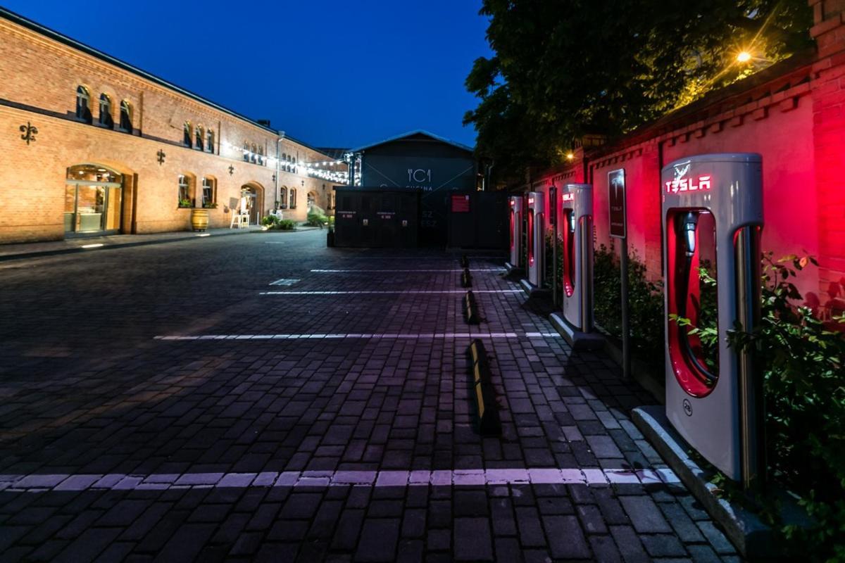 시티 파크 호텔&레지던스 포즈난 외부 사진 Tesla Supercharger in Warsaw, Poland