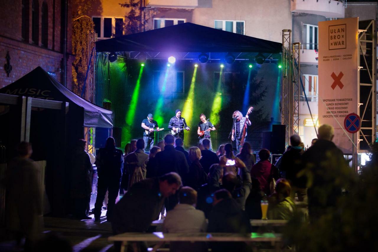 시티 파크 호텔&레지던스 포즈난 외부 사진 The band performing in 2014